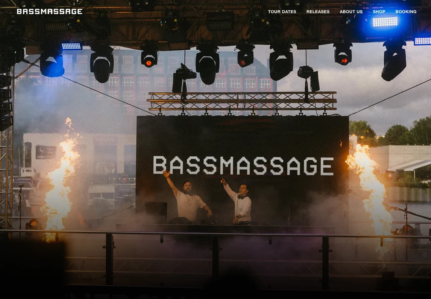 Desktopansicht von BASSMASSAGE: Website & Onlineshop für ein Musikduo
